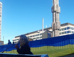 Margareta Cederfelt talar på Sergels Torg, den 19 mars