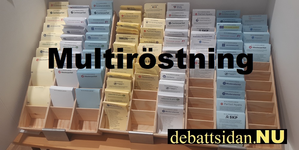 Fotografi av valsedlar i ett valsedelbås, i riksdagsvalet 2022.