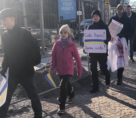 Demonstranter går mot ryska ambassaden