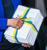 Klassiskt inbunden pappersbunt som budgetproposition