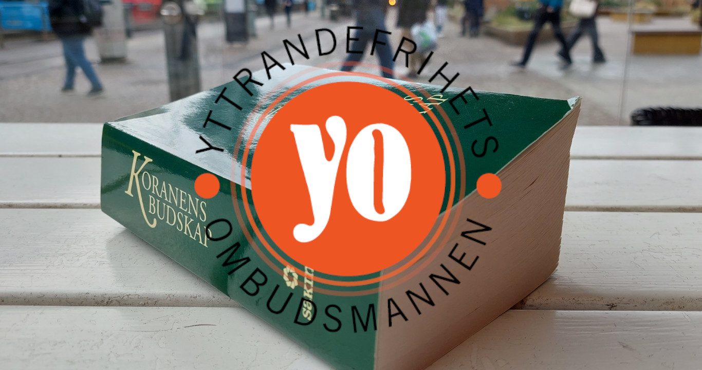 Fotografi av ett exemplar av Koranen med YO-symbolen framför.